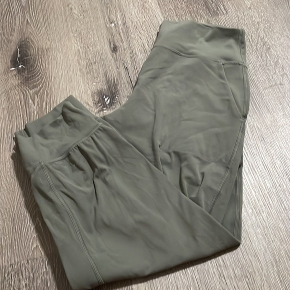 COPY - Lululemon athletic crop pants - Picture 4 of 4